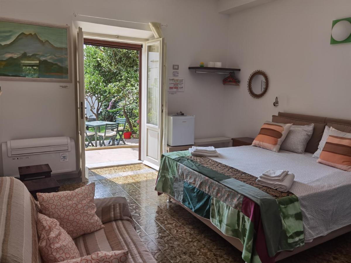 Il Giardino Di Tatiana Rooms & Breakfast La Maddalena Kültér fotó